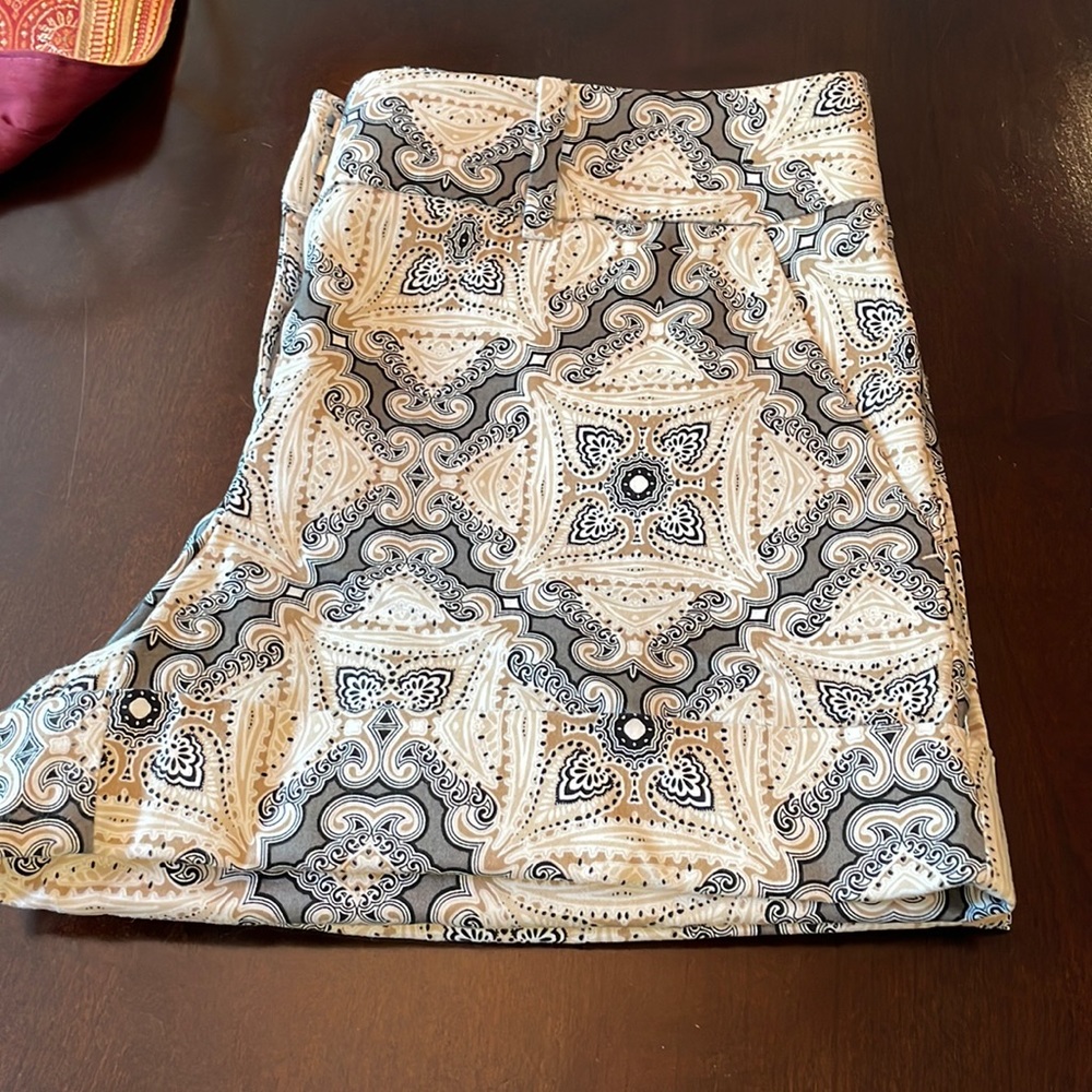 New York & Co Paisley shorts with cuff.